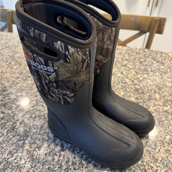 BOGS women's Waterproof Camo Boots, size 8 EUC - Picture 2 of 7